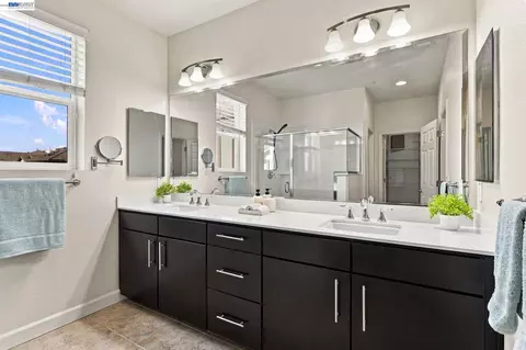 Bath - 1565 Mccandless Dr, Milpitas, CA 95035 photo 4 of 4