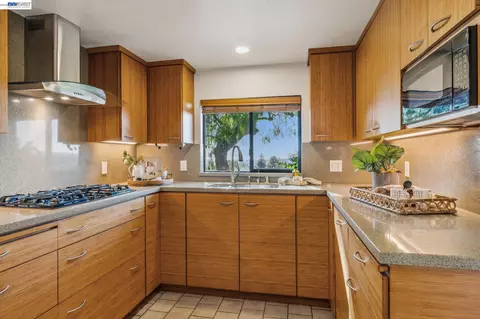 Kitchen - 5624 Greenridge Rd, Castro Valley, CA 94552 photo 7 of 11