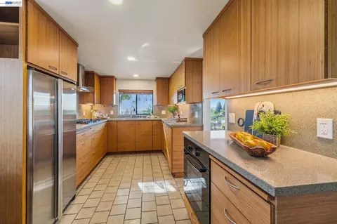 Kitchen - 5624 Greenridge Rd, Castro Valley, CA 94552 photo 4 of 11