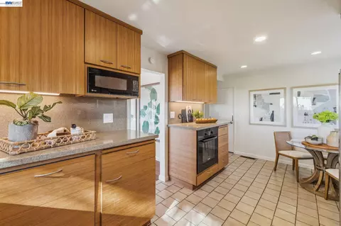 Kitchen - 5624 Greenridge Rd, Castro Valley, CA 94552 photo 10 of 11