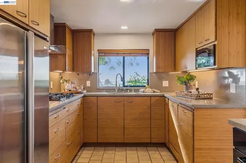 Kitchen - 5624 Greenridge Rd, Castro Valley, CA 94552 photo 6 of 11