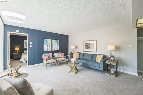 Living - 2550 Dana St #2F, Berkeley, CA 94704 photo 2 of 2