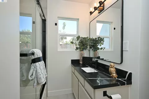 Bath - 2403 Mountain View Dr, Concord, CA 94520 photo 4 of 5