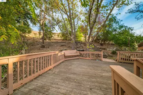 Exterior - 80 Leeds Ct E, Danville, CA 94526 photo 5 of 9