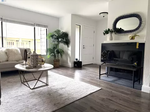 Living - 1163 Cherryview Ln, San Jose, CA 95118 photo 2 of 6