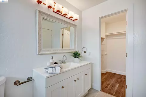 Bath - 1163 Cherryview Ln, San Jose, CA 95118 photo 4 of 4