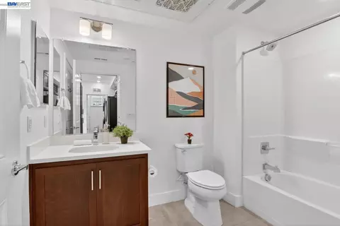 Bath - 411 Rhythm Ln, Hayward, CA 94544 photo 2 of 2
