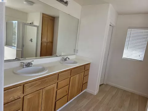 Bath - 4341 Burr Ct, Tracy, CA 95377 photo 2 of 4