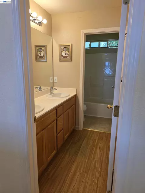 Bath - 4341 Burr Ct, Tracy, CA 95377 photo 4 of 4