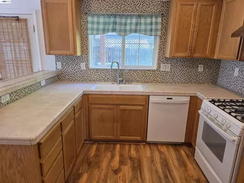 Kitchen - 4341 Burr Ct, Tracy, CA 95377 photo 2 of 3