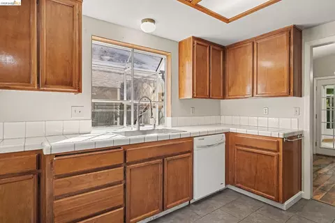 Kitchen - 4150 Sequoia Dr, Oakley, CA 94561 photo 2 of 3