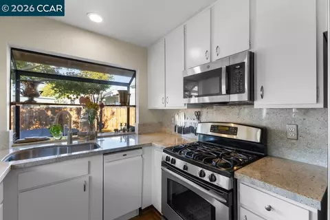 Kitchen - 953 Bridgecrossing Way, Concord, CA 94518 photo 2 of 2