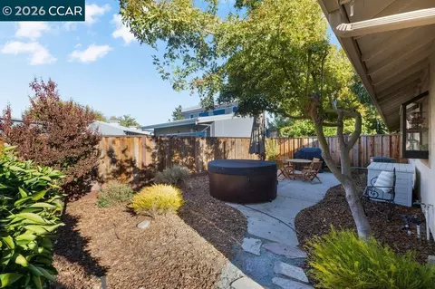 Exterior - 953 Bridgecrossing Way, Concord, CA 94518 photo 3 of 9