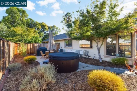 Exterior - 953 Bridgecrossing Way, Concord, CA 94518 photo 6 of 9