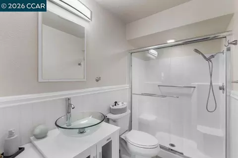 Bath - 953 Bridgecrossing Way, Concord, CA 94518 photo 1 of 2