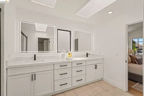 Bath - 1820 Surfside Ct, Discovery Bay, CA 94505 photo 2 of 3