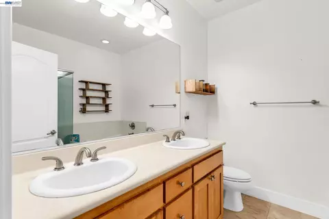 Bath - 6003 Old Quarry Loop, Oakland, CA 94605 photo 1 of 2