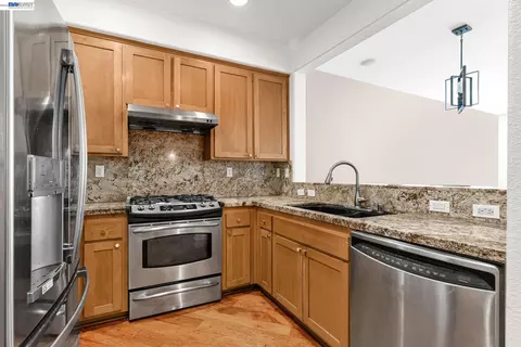 Kitchen - 6003 Old Quarry Loop, Oakland, CA 94605 photo 2 of 4