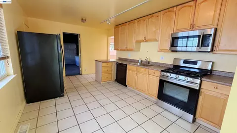 Kitchen - 640 E L St, Benicia, CA 94510 photo 2 of 3