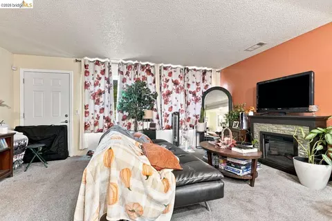 Living - 1530 Stuart St, Berkeley, CA 94703 photo 3 of 4