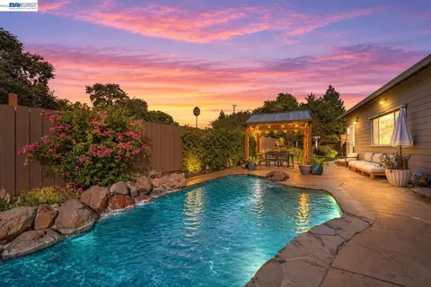 1949 Hollis Ct, Concord, CA 94518