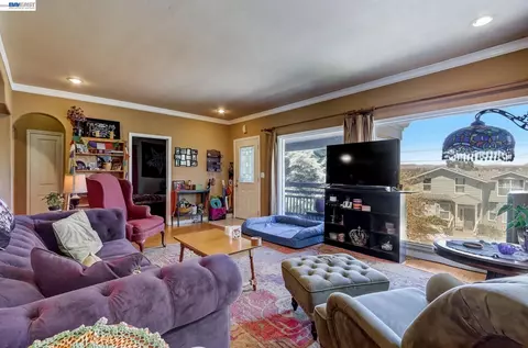 Living - 615 Sheridan St, Vallejo, CA 94590 photo 6 of 10