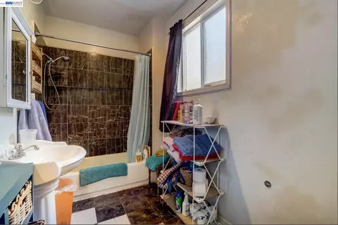 Bath - 615 Sheridan St, Vallejo, CA 94590 photo 4 of 10