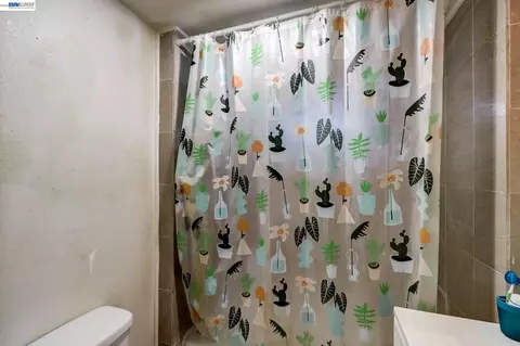 Bath - 615 Sheridan St, Vallejo, CA 94590 photo 10 of 10