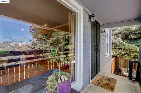 Entry Way - 615 Sheridan St, Vallejo, CA 94590 photo 1 of 3