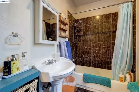 Bath - 615 Sheridan St, Vallejo, CA 94590 photo 2 of 10