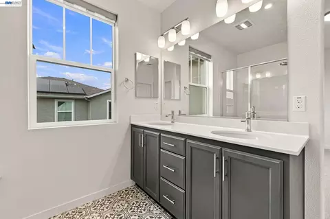Bath - 617 Whisper Ln, Pittsburg, CA 94565 photo 3 of 6
