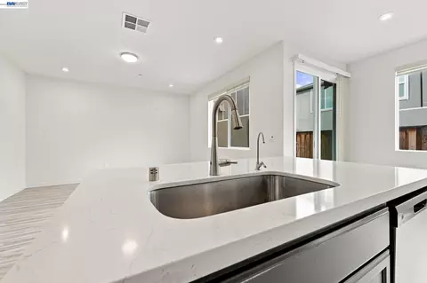 Kitchen - 617 Whisper Ln, Pittsburg, CA 94565 photo 4 of 6