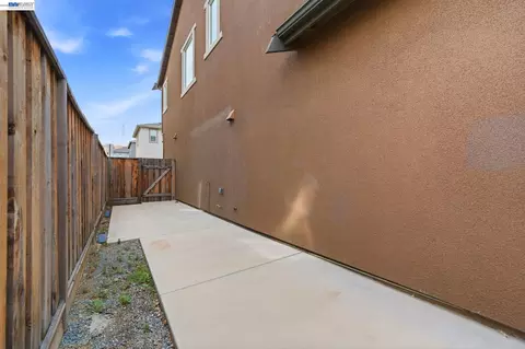Exterior - 617 Whisper Ln, Pittsburg, CA 94565 photo 10 of 11