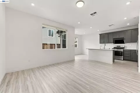 Living - 617 Whisper Ln, Pittsburg, CA 94565 photo 2 of 3