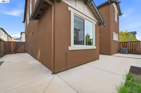 Exterior - 617 Whisper Ln, Pittsburg, CA 94565 photo 9 of 11