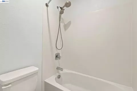 Bath - 617 Whisper Ln, Pittsburg, CA 94565 photo 5 of 6