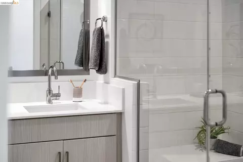 Bath - 2229 Myrtle St, Oakland, CA 94607 photo 3 of 4