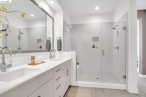 Bath - 2229 Myrtle St, Oakland, CA 94607 photo 1 of 4