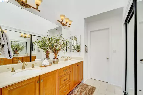 Bath - 14407 Seagate Dr, San Leandro, CA 94577 photo 3 of 5