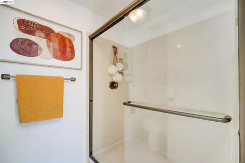 Bath - 14407 Seagate Dr, San Leandro, CA 94577 photo 4 of 5