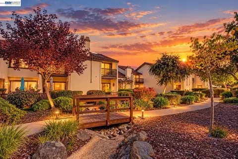 Exterior - 14407 Seagate Dr, San Leandro, CA 94577 photo 5 of 12