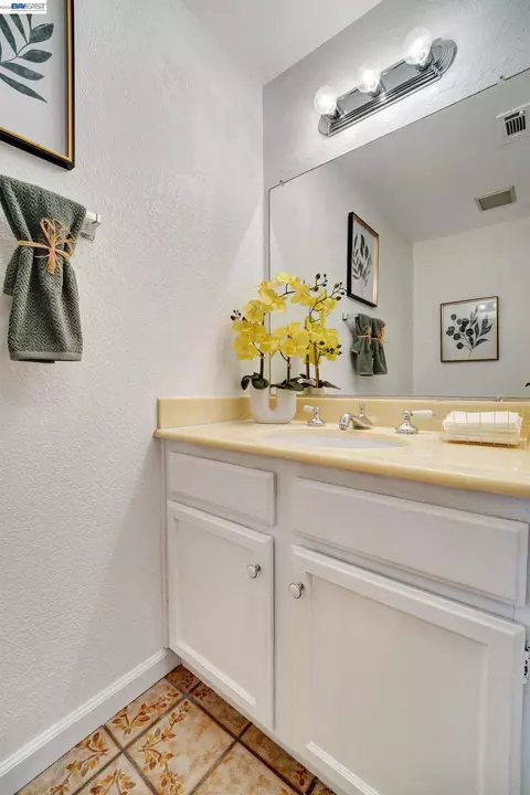 Bath - 14407 Seagate Dr, San Leandro, CA 94577 photo 1 of 5