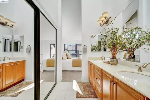 Bath - 14407 Seagate Dr, San Leandro, CA 94577 photo 5 of 5