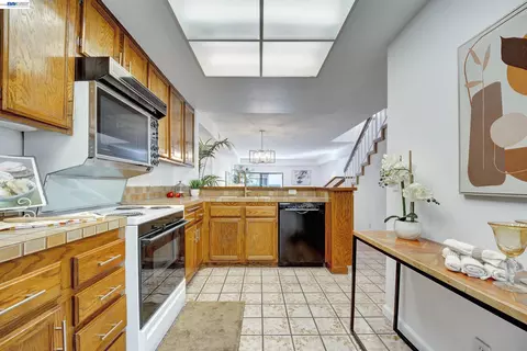 Kitchen - 14407 Seagate Dr, San Leandro, CA 94577 photo 2 of 3