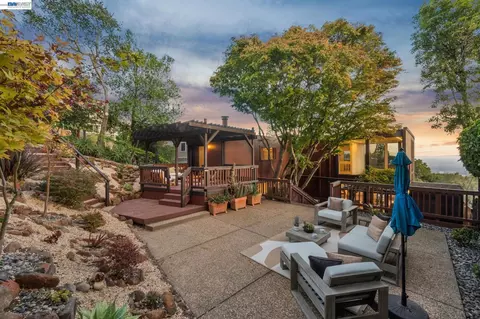 Exterior - 1085 Sterling Ave, Berkeley, CA 94708 photo 1 of 14