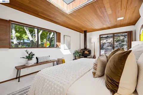 Bedroom - 1085 Sterling Ave, Berkeley, CA 94708 photo 2 of 6