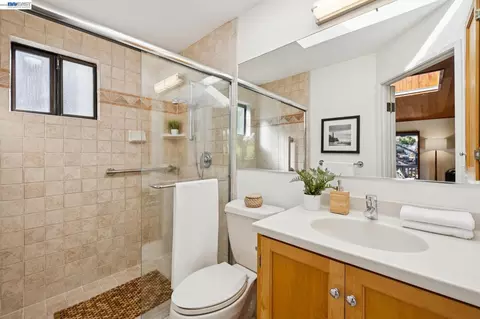 Bath - 1085 Sterling Ave, Berkeley, CA 94708 photo 2 of 3