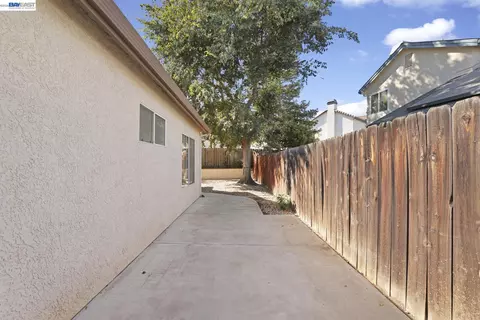 Exterior - 3015 Savanna Dr, Tracy, CA 95377 photo 4 of 7