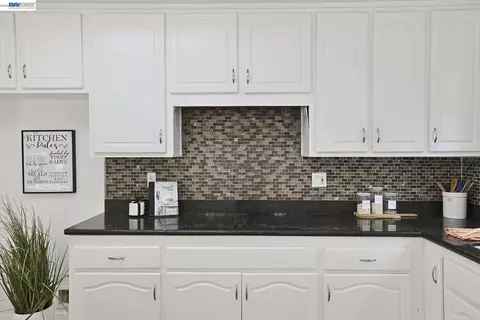 Kitchen - 3015 Savanna Dr, Tracy, CA 95377 photo 4 of 5