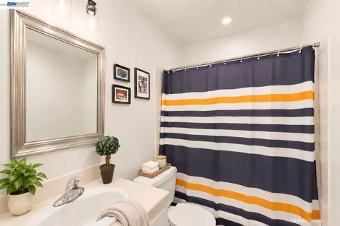 Bath - 2 Panoramic Way #105, Berkeley, CA 94704 photo 1 of 1